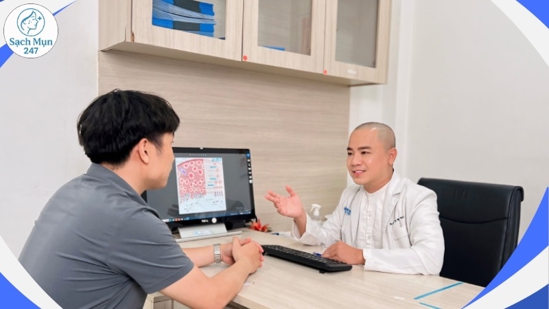 bác sĩ tư vấn cho nam thanh niên