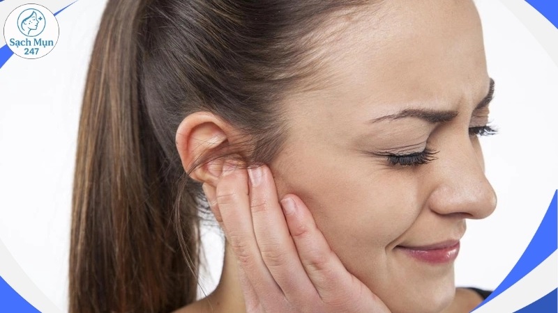 Mụn trứng cá bọc trong tai có nguy hiểm không?